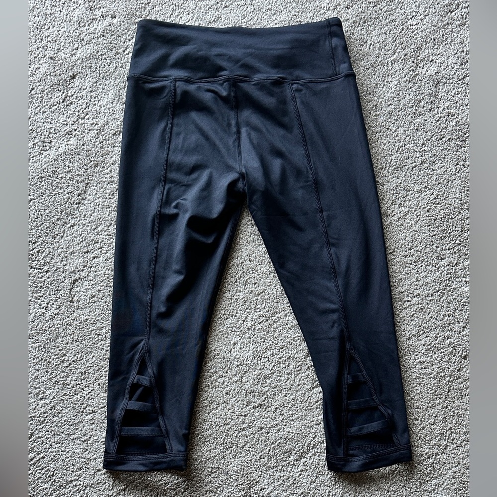NWOT Z by Zella Black Athletic Workout Capris, Back Leg Detail, Size Medium